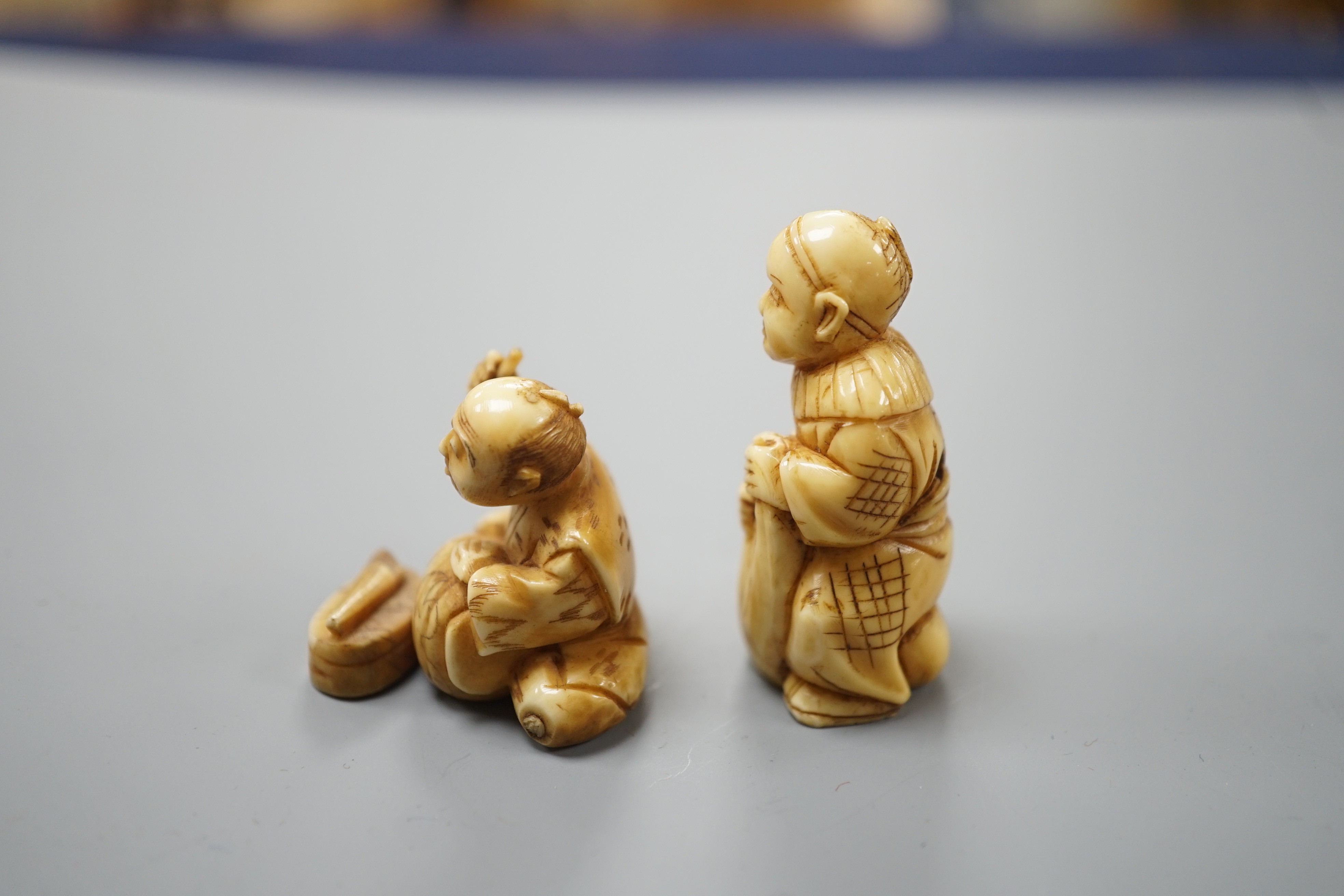 Two Japanese ivory netsuke of craftsman or street vendors, early 20th century, tallest 4.3cm